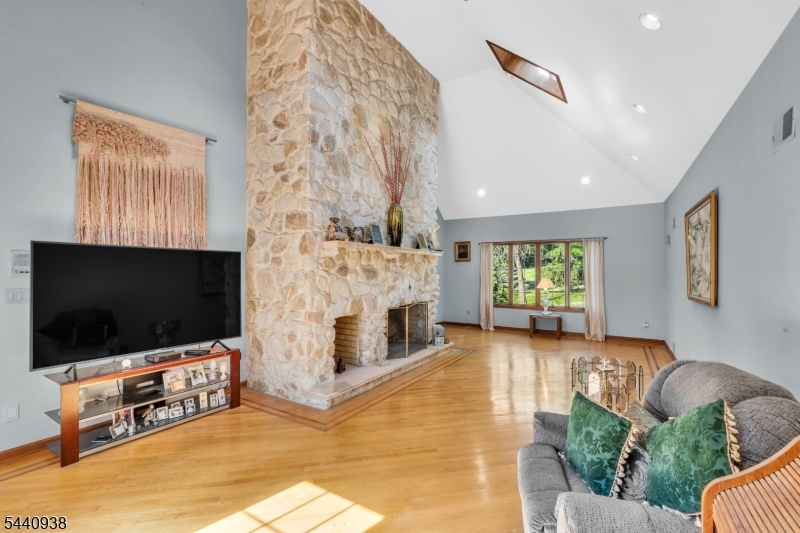 10 Loriann Road Warren, NJ 07059 - Photo 13 of 34