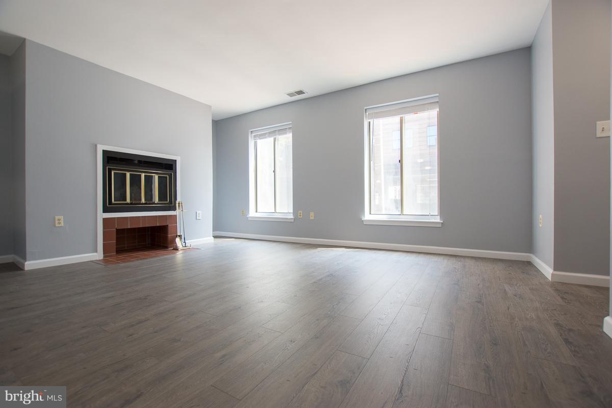 612 Charles Street, Unit R36 Baltimore, MD 21230 - Photo 4 of 26 Living Room