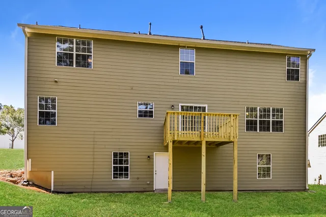 a view of a house with a backyard
