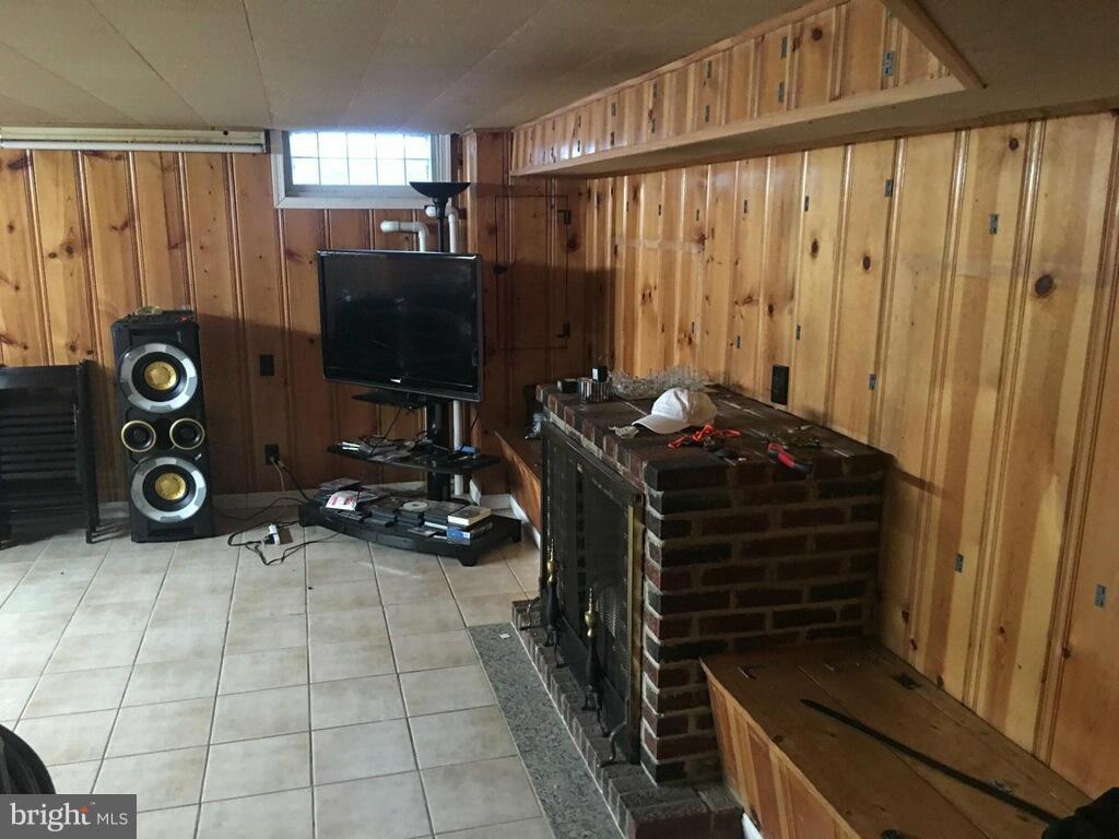 1242 Cedarcroft Road Baltimore, MD 21239 - Photo 19 of 22 a room with musical instruments