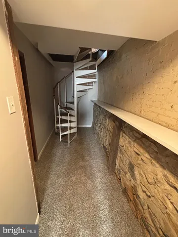 a view of entryway with a balcony