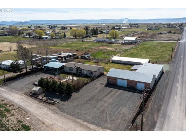 a picture of a city and lake view