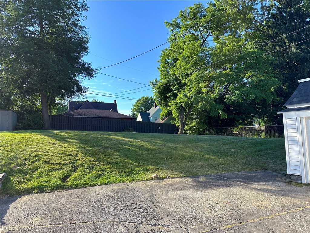3079 Kiwatha Road Youngstown, OH 44511 - Photo 4 of 27 View of backyard