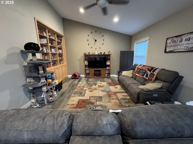 $545,000 | 2317 Laura Lane, North Bend, OR 97459