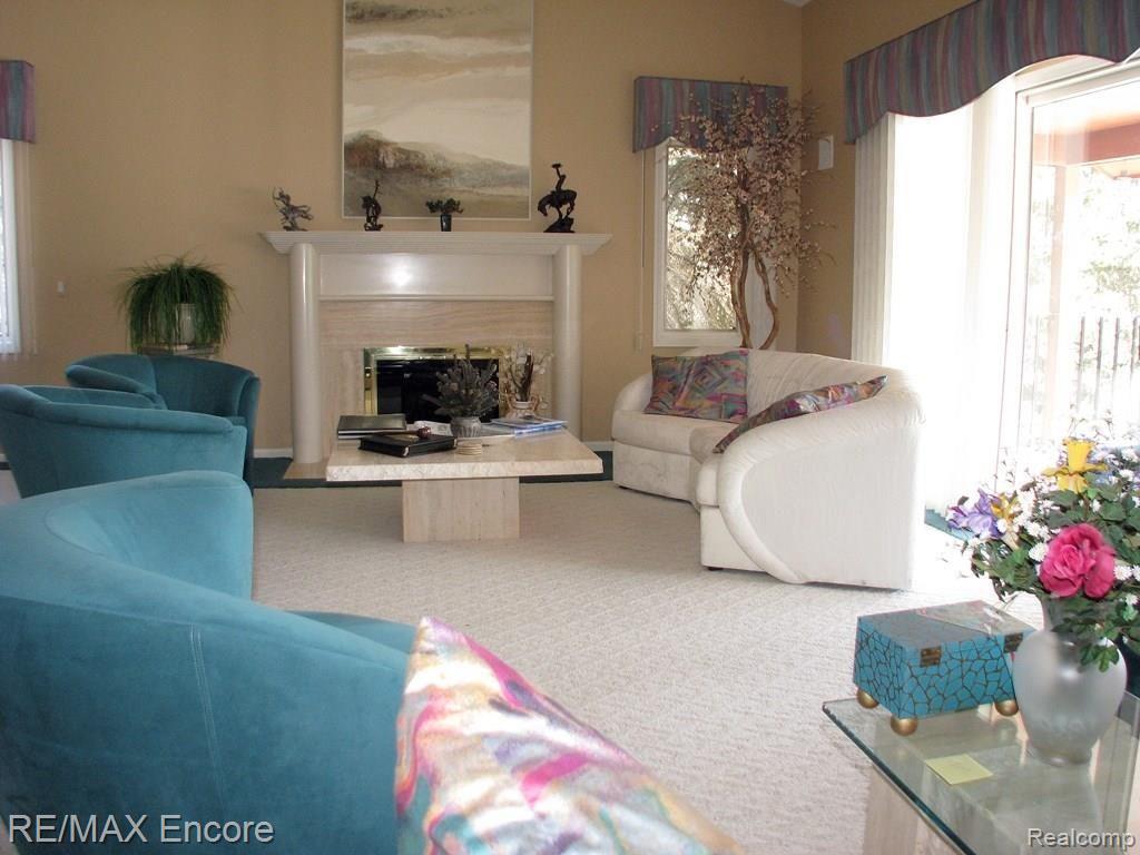 912 GreenView Court Rochester, MI 48307 - Photo 9 of 32 Great Room View 2