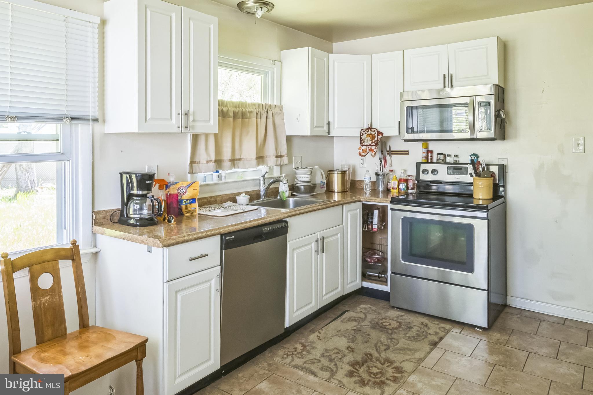 9 Queens Way Newark, DE 19713 - Photo 11 of 28 a kitchen with a stove a sink and a microwave