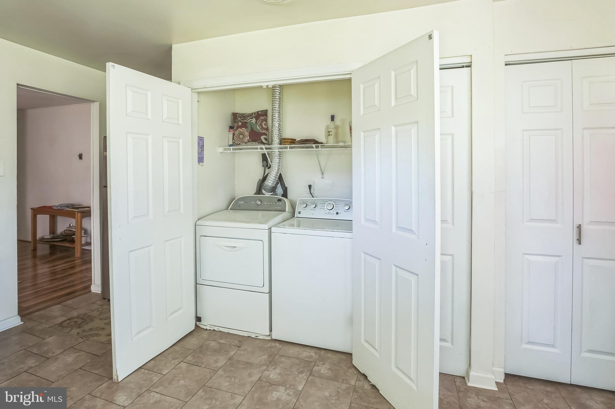 9 Queens Way Newark, DE 19713 - Photo 16 of 28 a bathroom with a sink and a mirror
