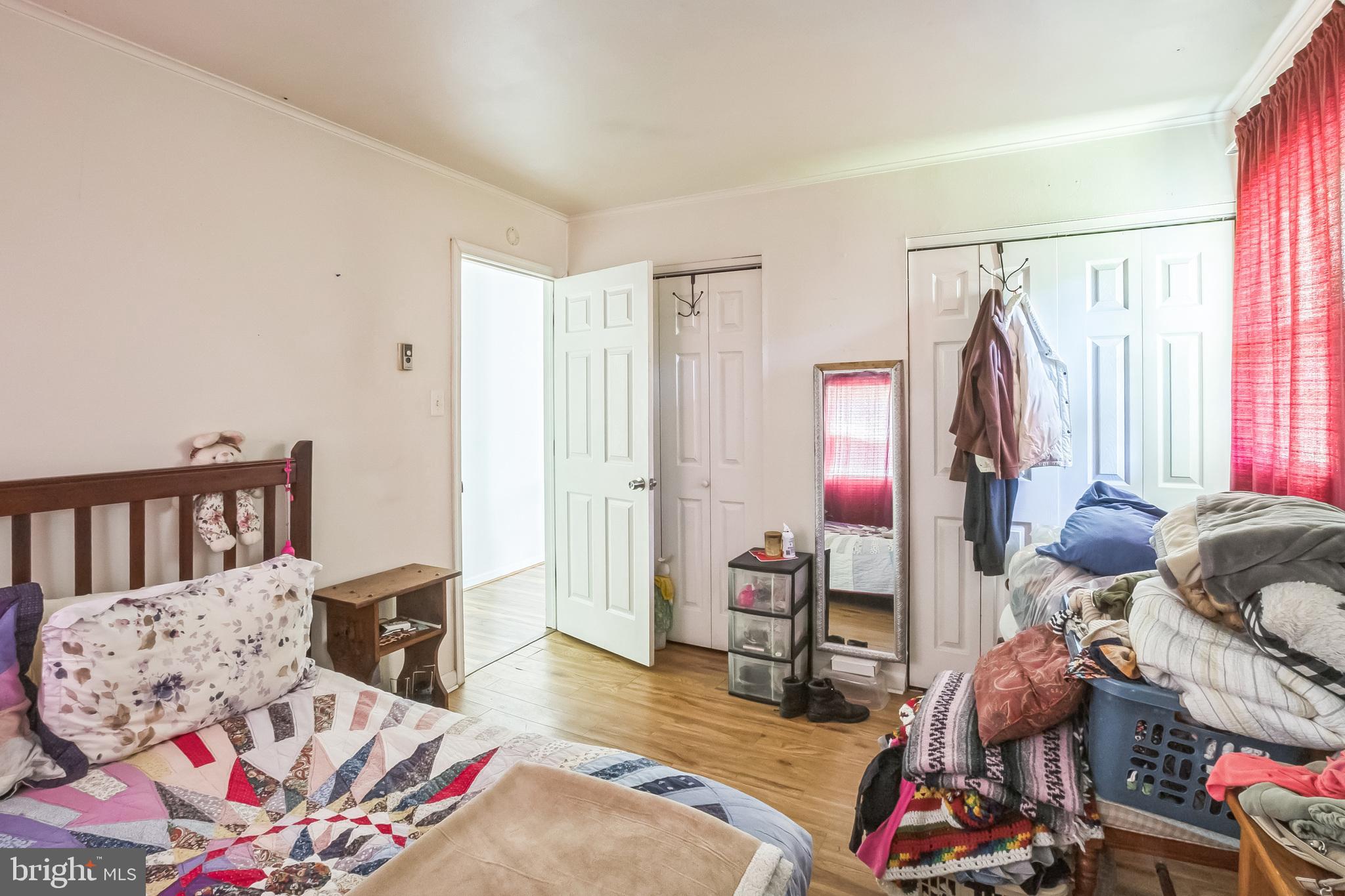 9 Queens Way Newark, DE 19713 - Photo 18 of 28 a living room with furniture and couch