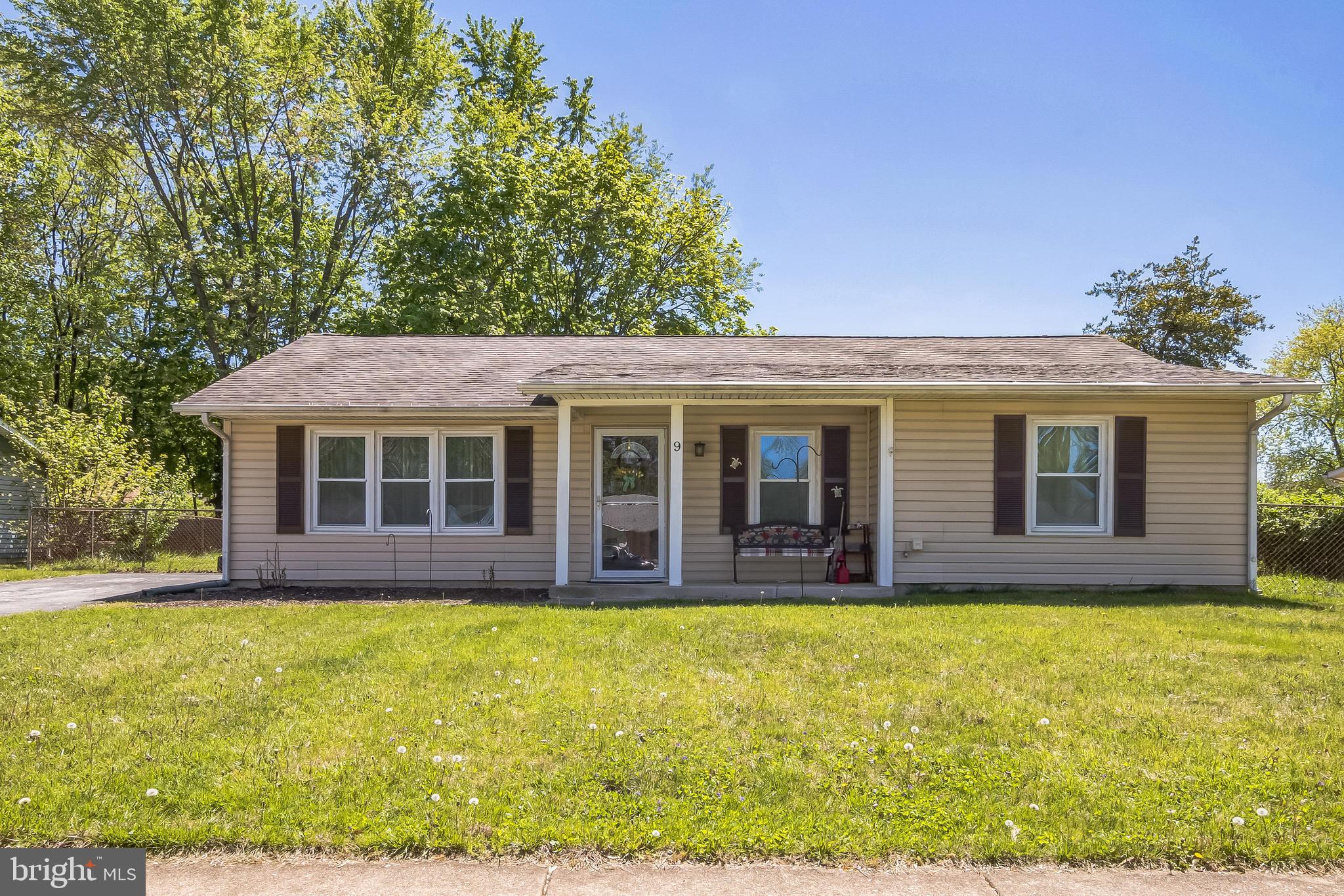 9 Queens Way Newark, DE 19713 - Photo 2 of 28 a view of a house with garden and yard