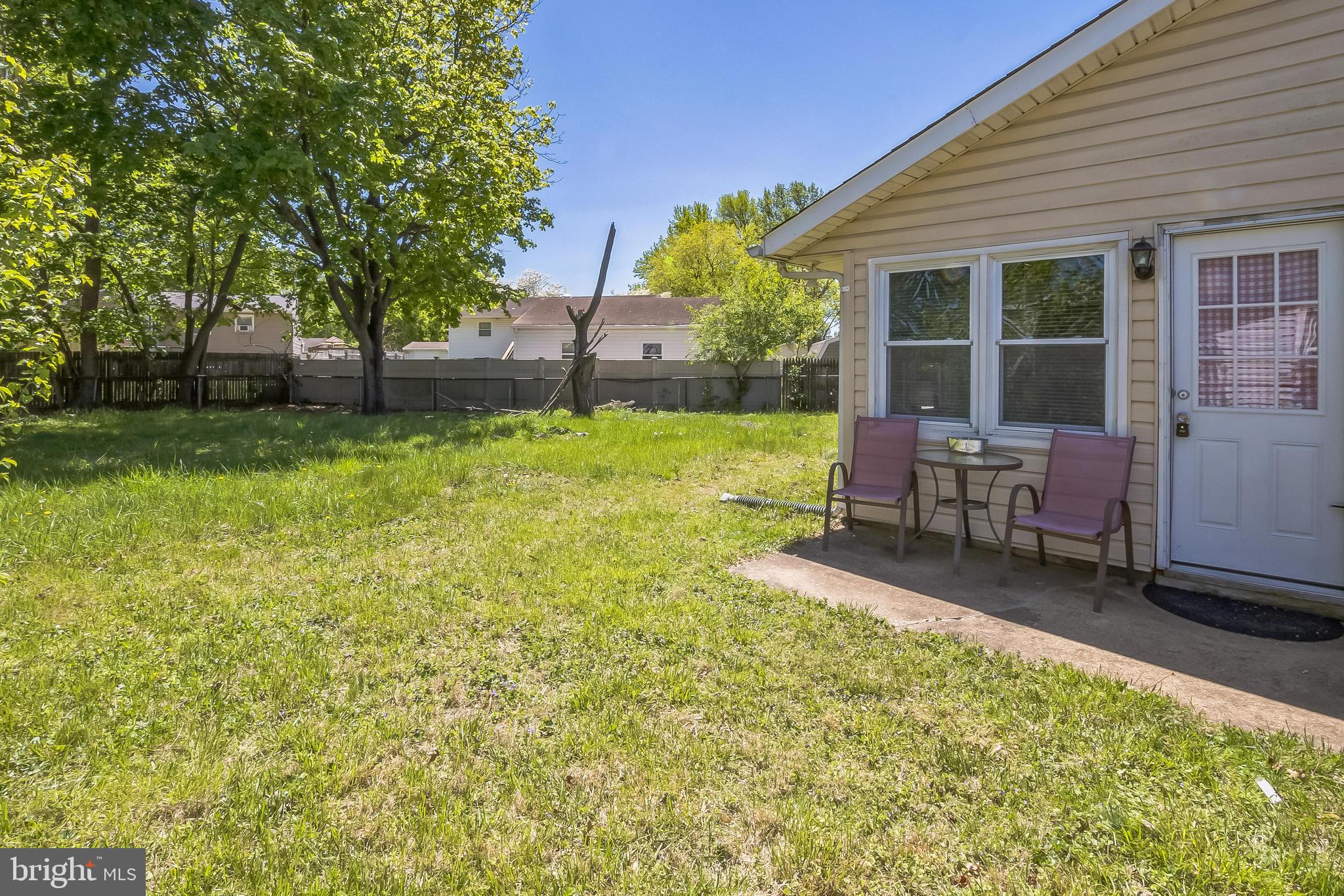 9 Queens Way Newark, DE 19713 - Photo 22 of 28 a backyard of a house with table and chairs