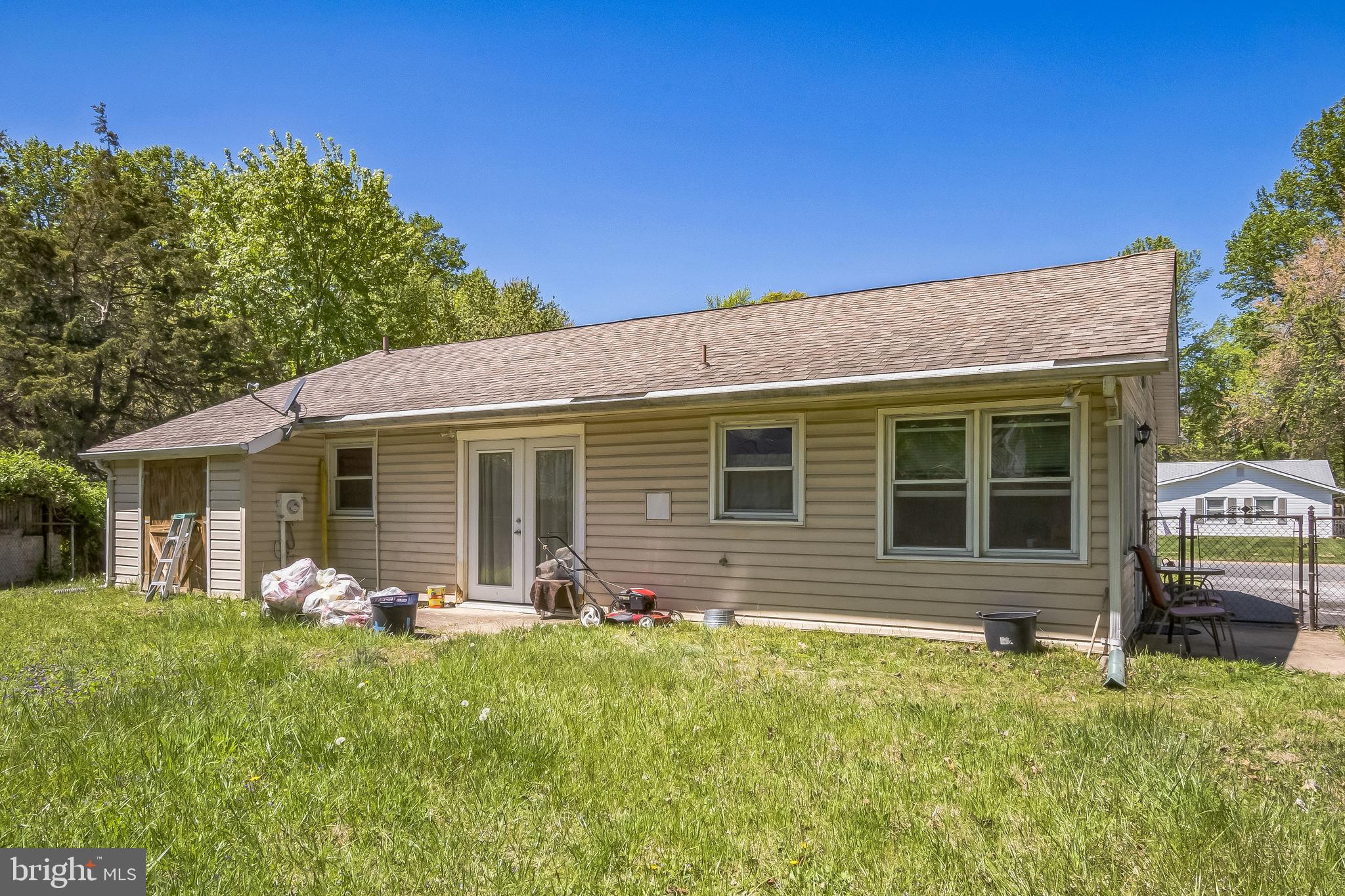 9 Queens Way Newark, DE 19713 - Photo 23 of 28 a front view of house with yard