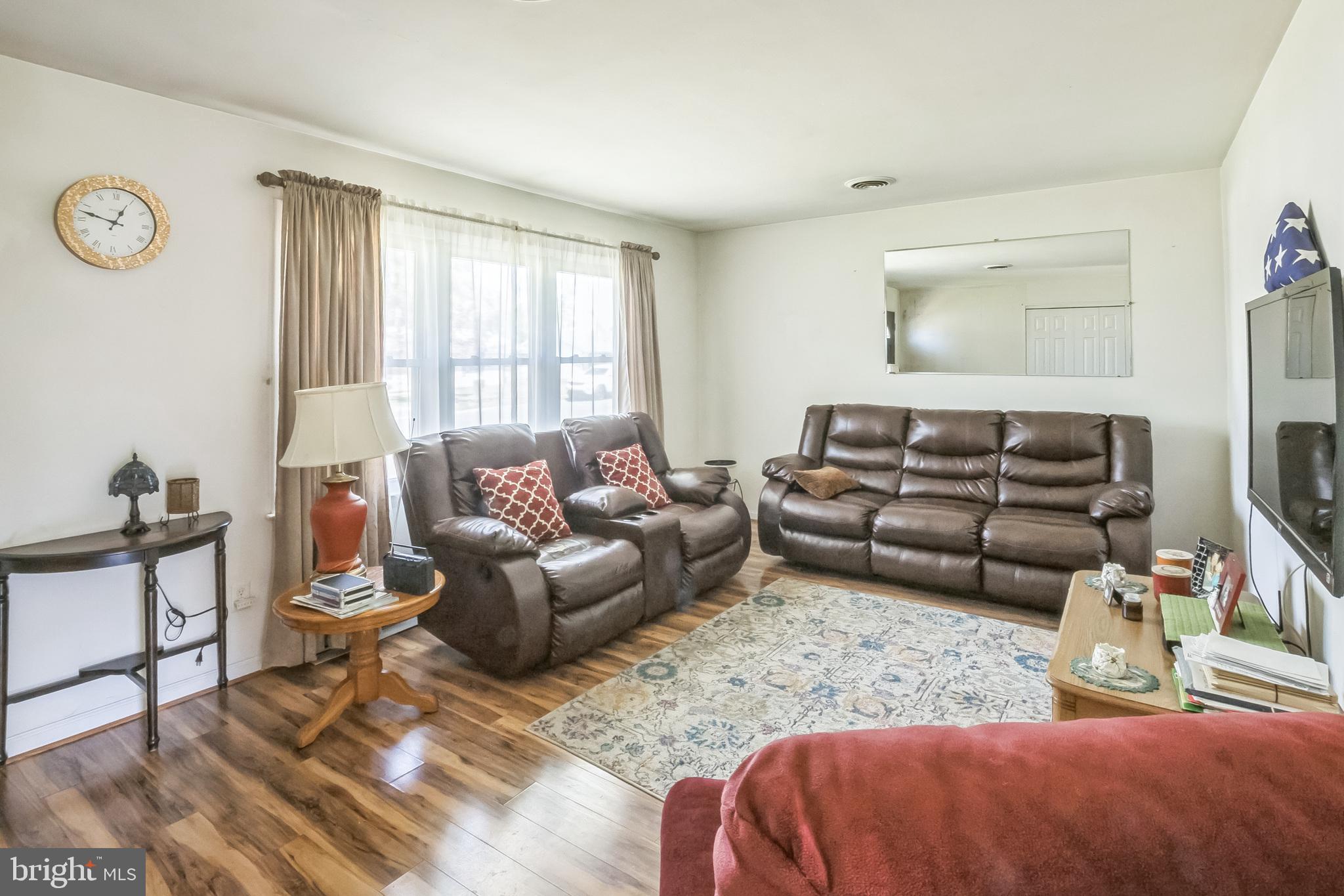 9 Queens Way Newark, DE 19713 - Photo 6 of 28 a living room with furniture a rug and a window