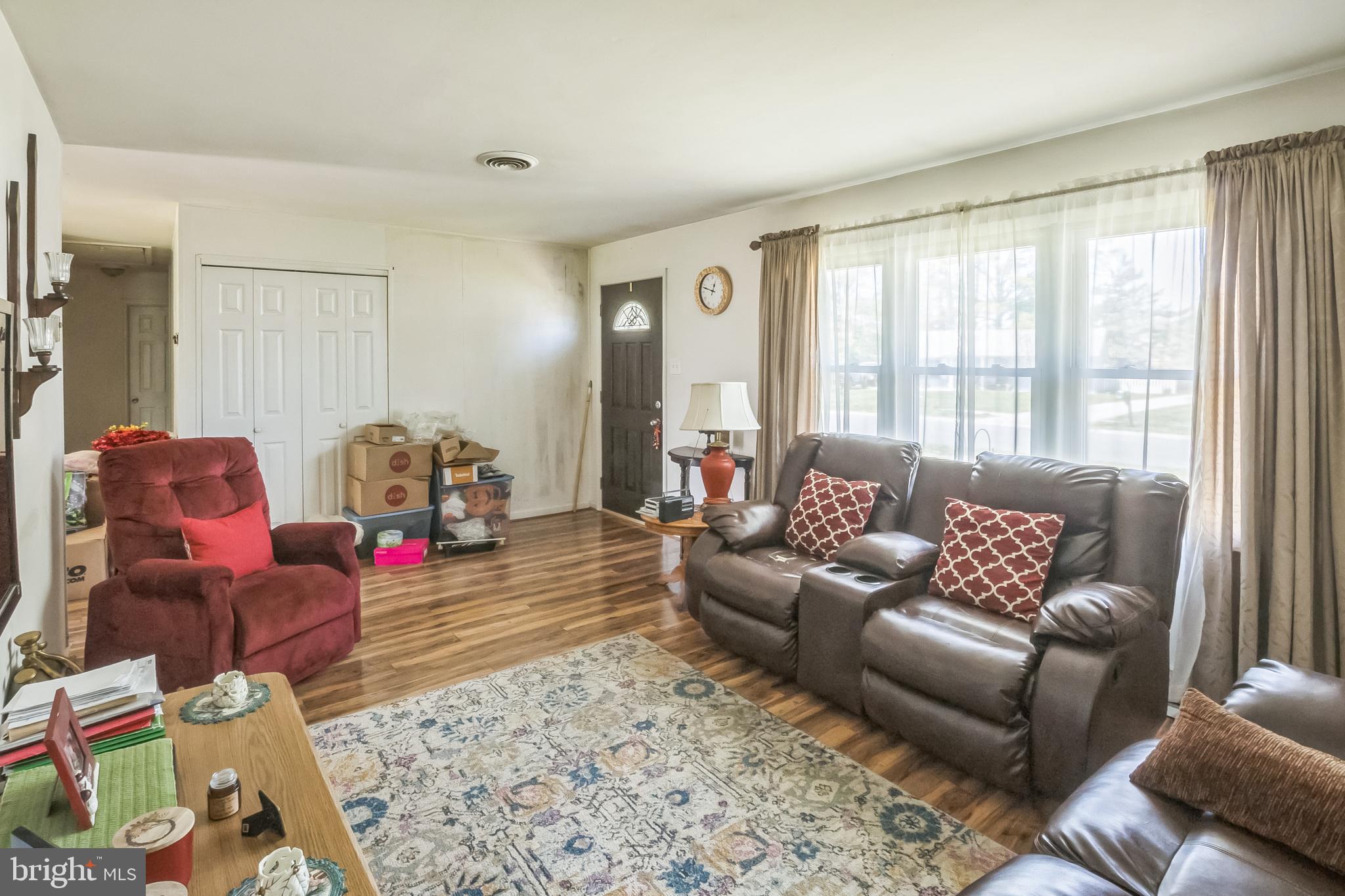 9 Queens Way Newark, DE 19713 - Photo 7 of 28 a living room with furniture and wooden floor