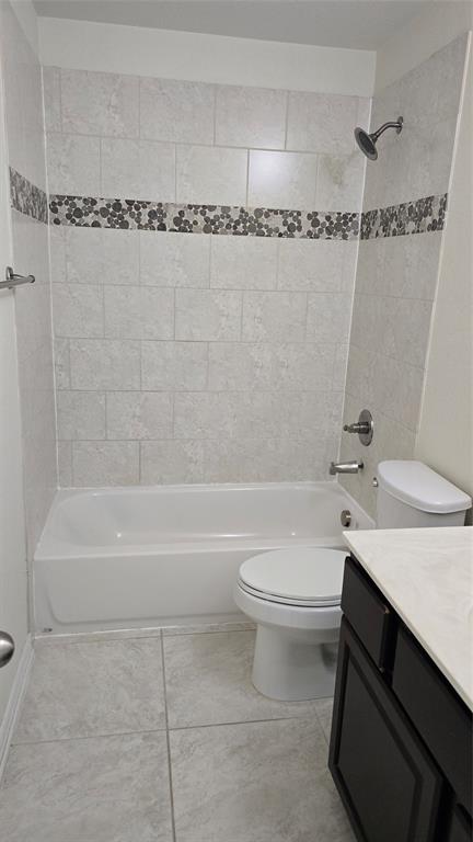 706 South Jupiter Road, Unit 1507 Allen, TX 75002 - Photo 21 of 31 a bathroom with a sink a toilet and a bathtub