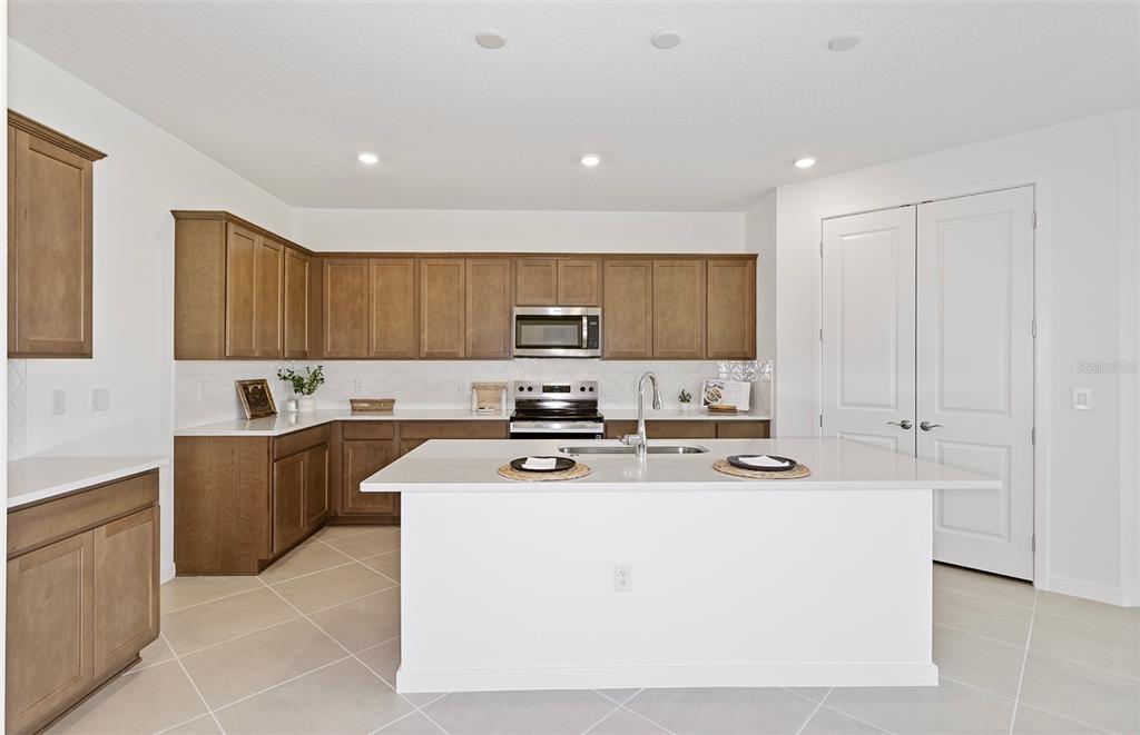 9738 Autumn Rdg Avenue Riverview, FL 33578 - Photo 4 of 36