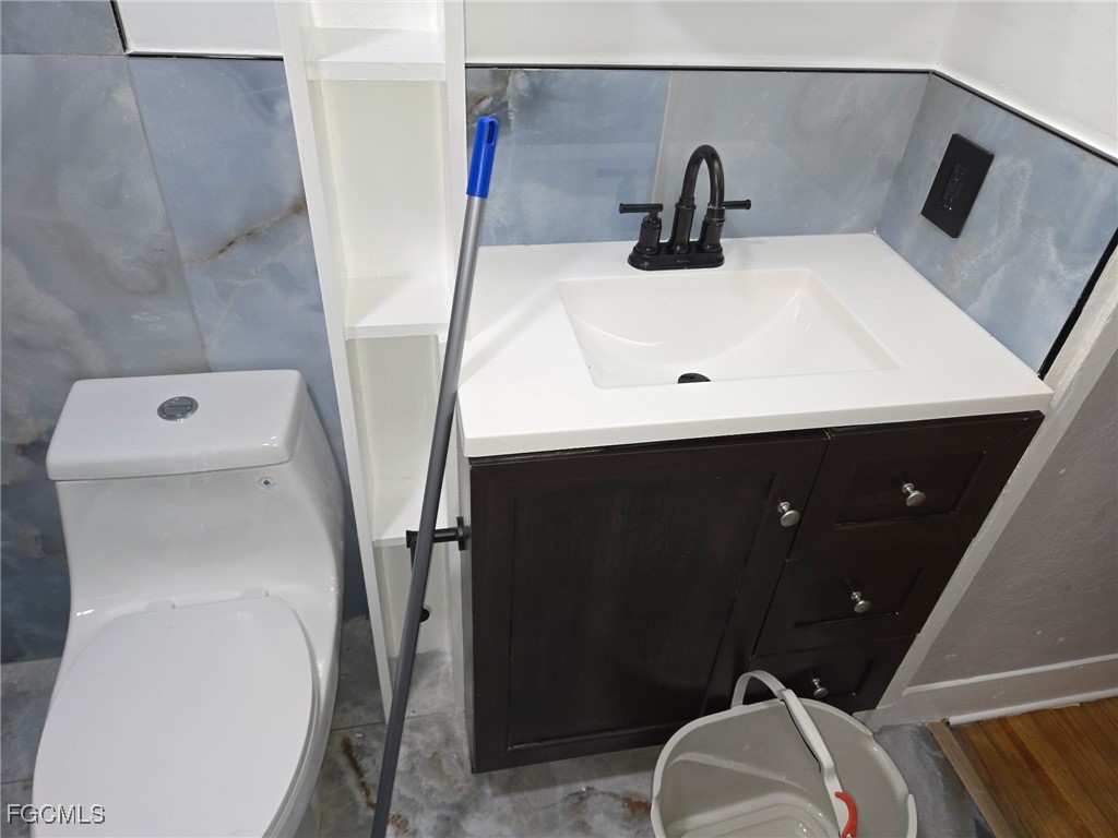 3207 Broadway Fort Myers, FL 33901 - Photo 7 of 25 a bathroom with a sink and mirror