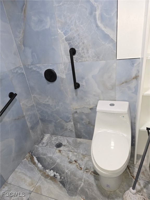 3207 Broadway Fort Myers, FL 33901 - Photo 8 of 25 a bathroom with a toilet and a shower