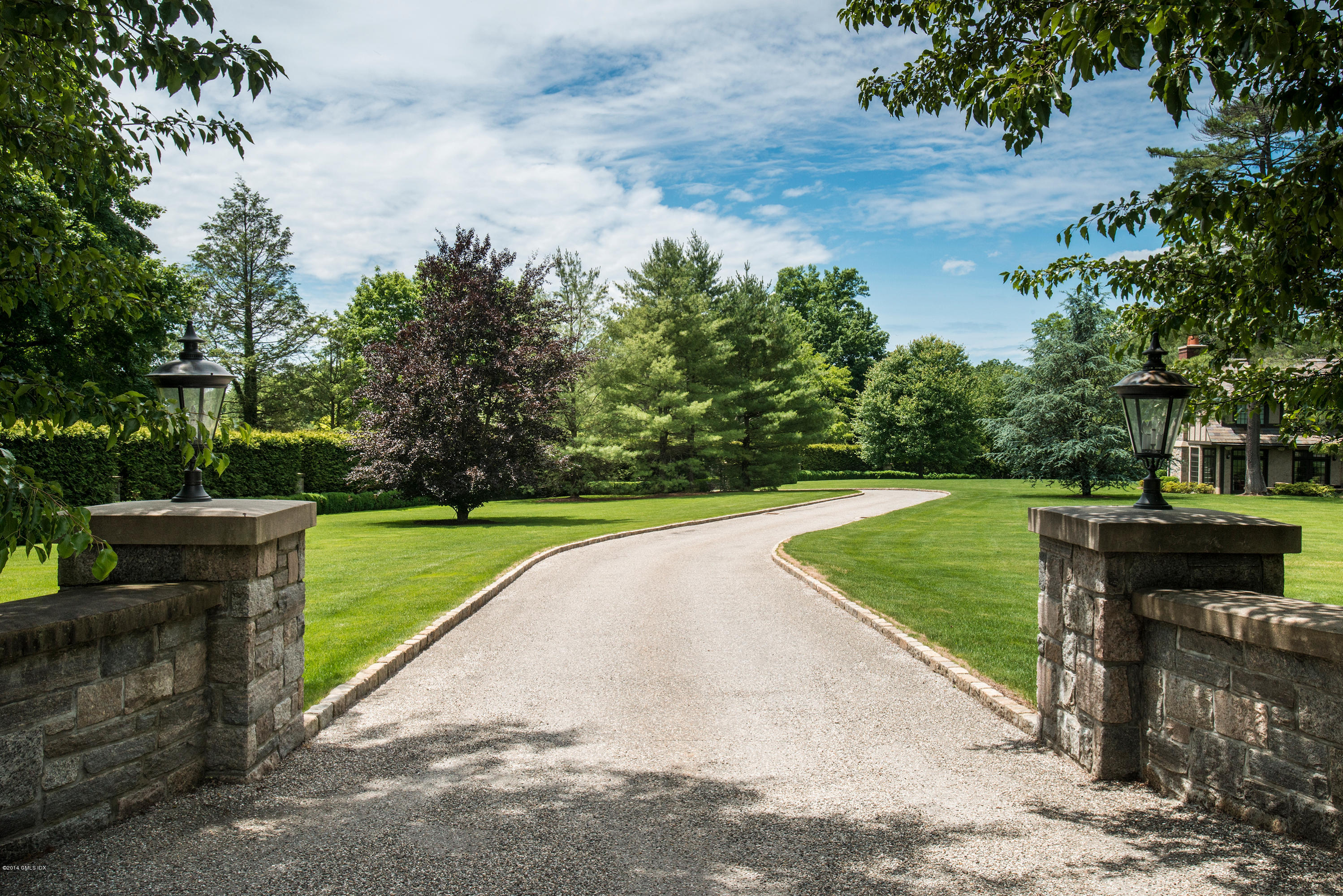 11 Flagler Drive Greenwich, CT 06830 - Photo 4 of 19 a view of a garden with potted plants