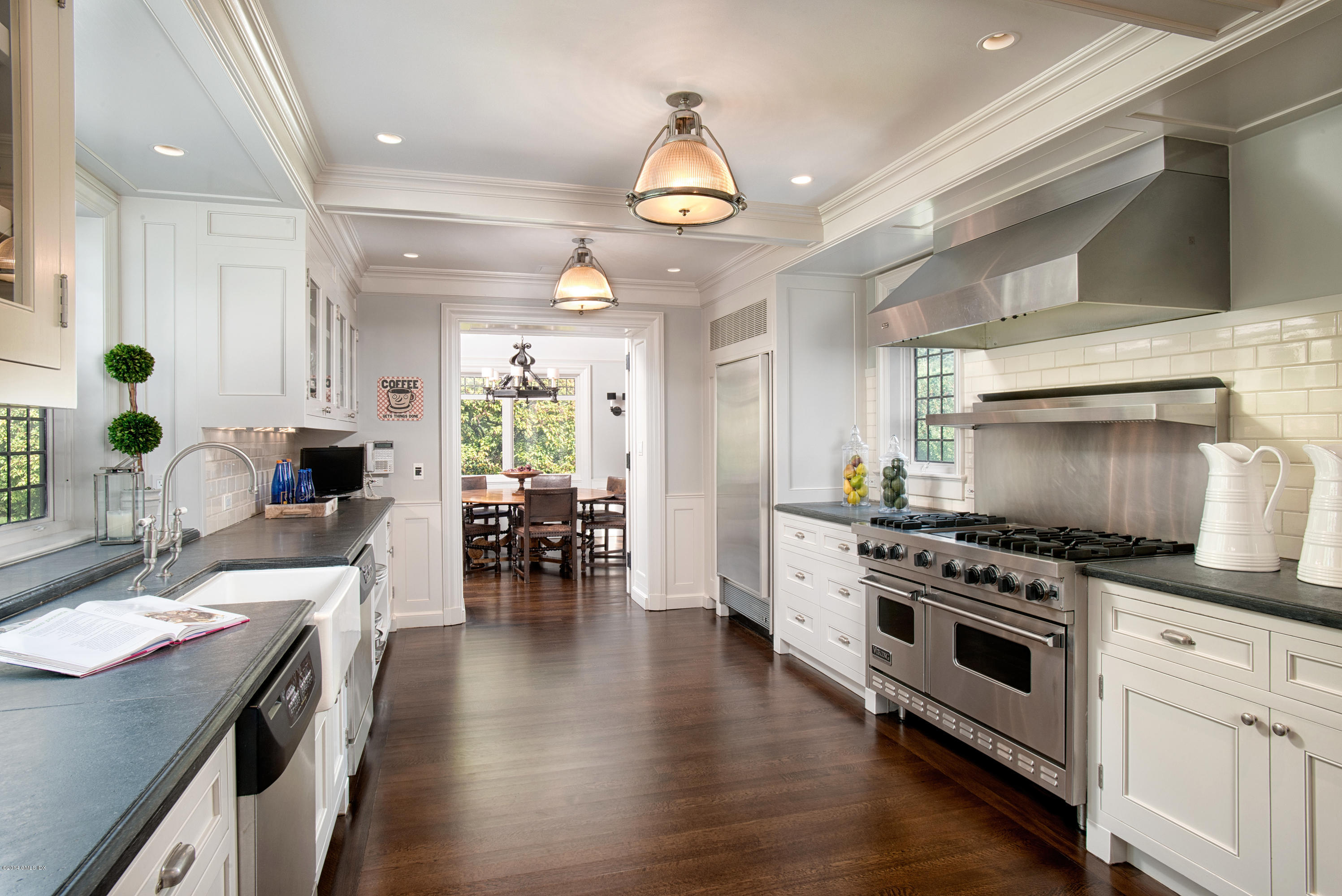 11 Flagler Drive Greenwich, CT 06830 - Photo 10 of 19 a kitchen with stove and wooden floor