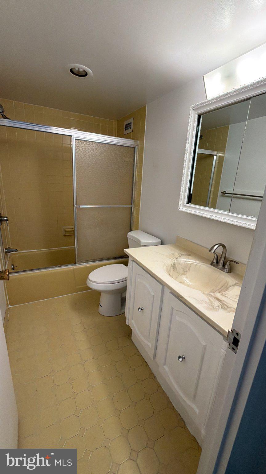5225 Pooks Hill Road, Unit 1211S Bethesda, MD 20814 - Photo 17 of 36 a bathroom with a sink a toilet and shower