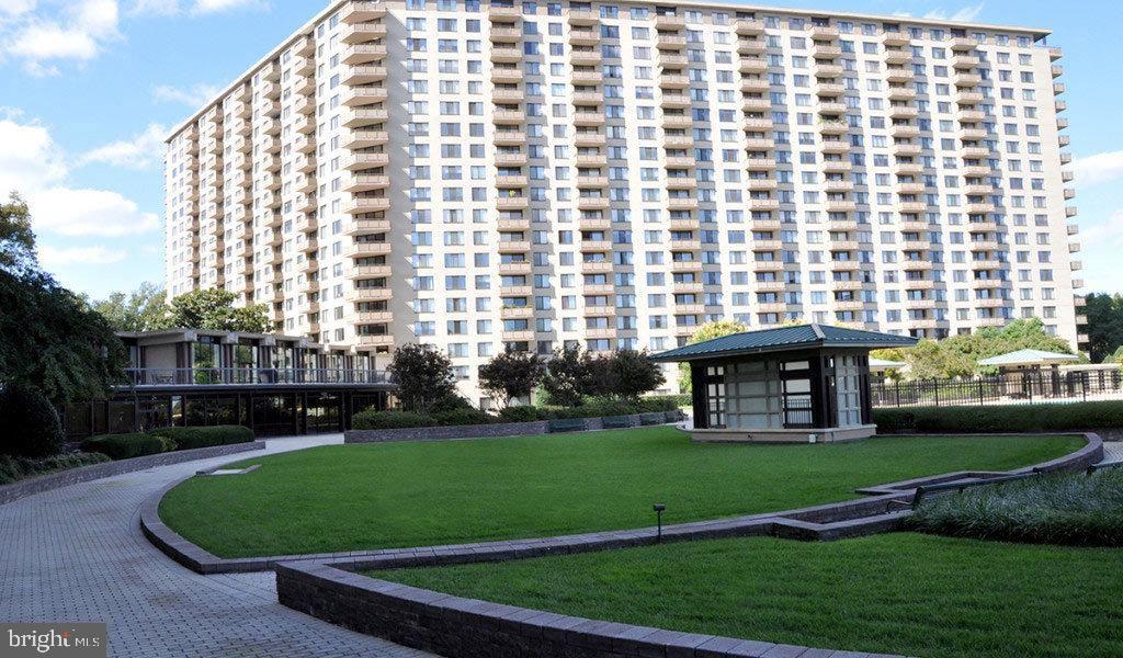 5225 Pooks Hill Road, Unit 1211S Bethesda, MD 20814 - Photo 4 of 32 Modern living with lush green spaces.