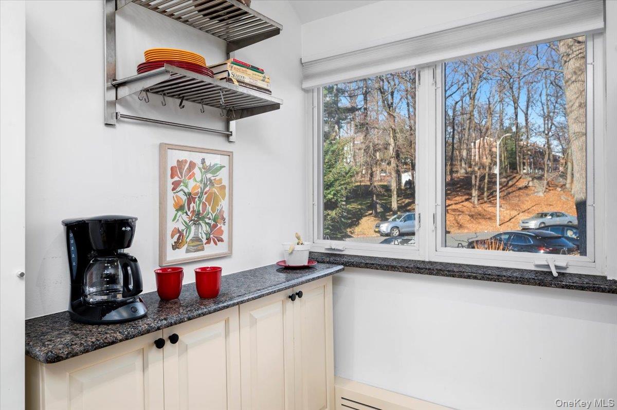 110 Round Hill Road Dobbs Ferry, NY 10522 - Photo 5 of 42 Coffee, bar in kitchen