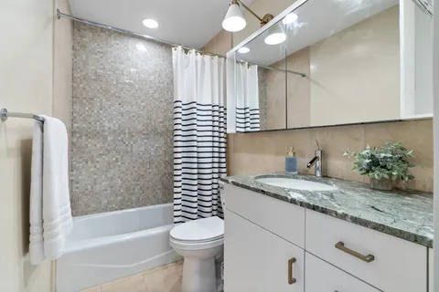$899,000 | 2740 North Janssen Avenue, Chicago, IL 60614