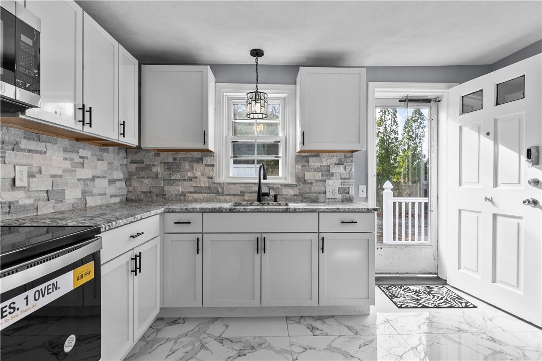 786 Sandy Lane Warwick, RI 02889 - Photo 3 of 50