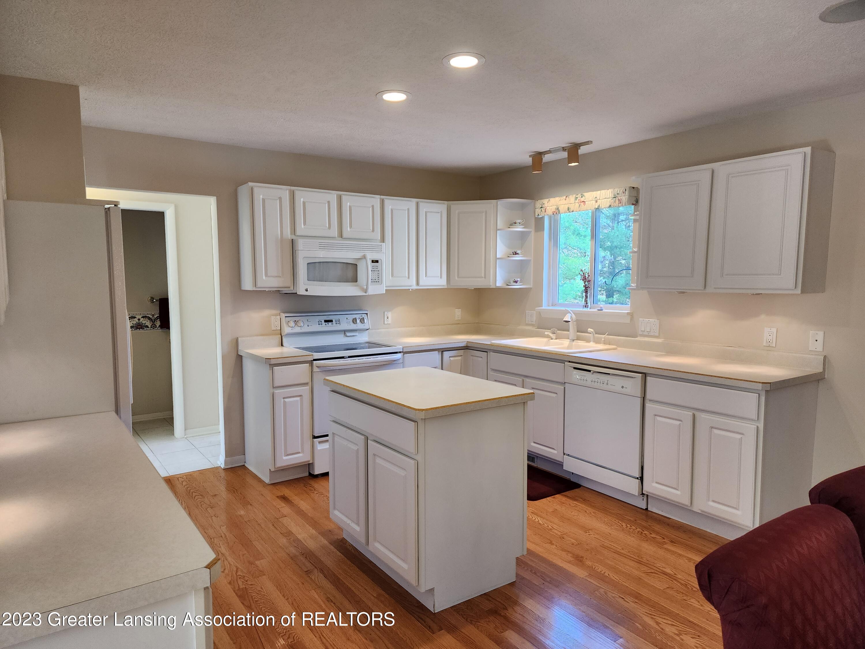 2806 Lamb Road, Unit 17 Mason, MI 48854 - Photo 4 of 19 Kitchen