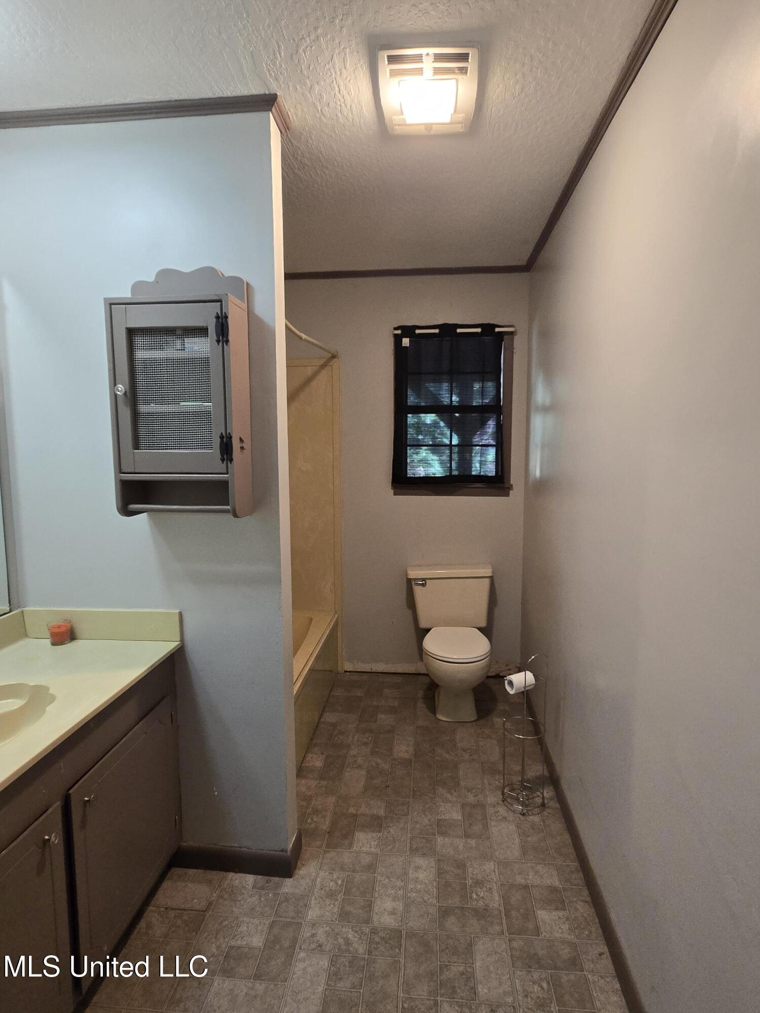 542 Southgate Road Hattiesburg, MS 39401 - Photo 17 of 33 Bathroom (1)