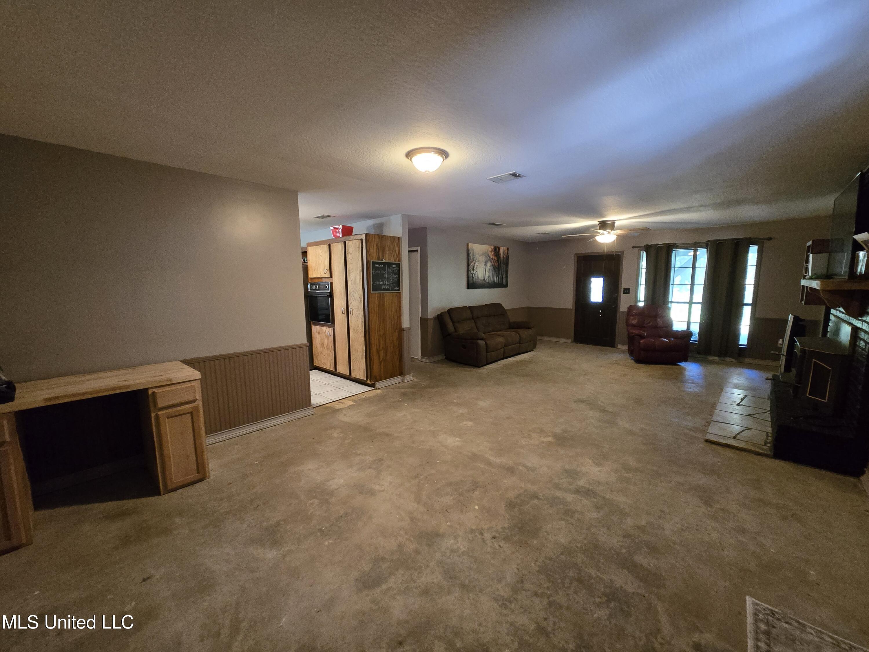 542 Southgate Road Hattiesburg, MS 39401 - Photo 2 of 33 Living Room (1)