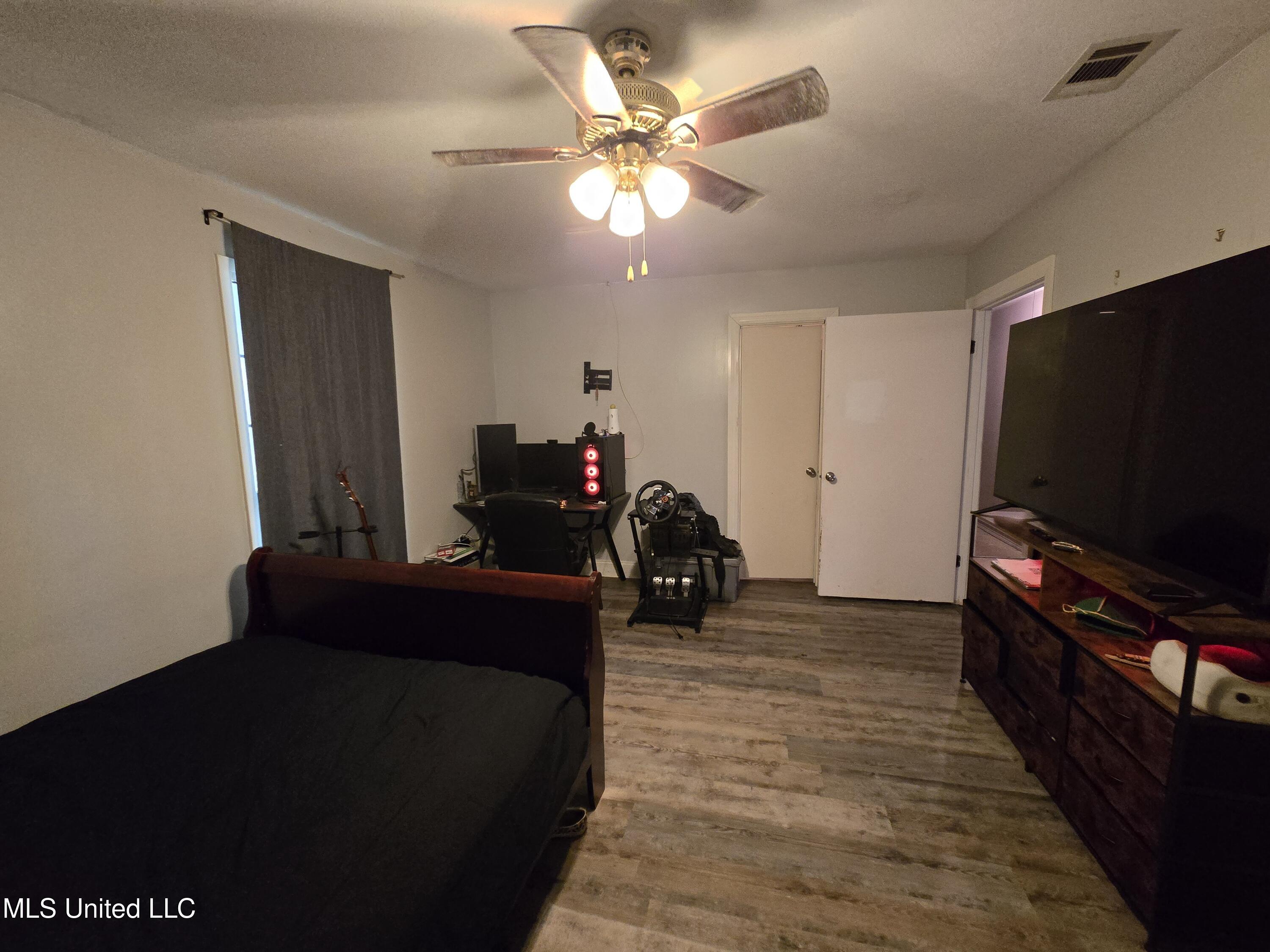 542 Southgate Road Hattiesburg, MS 39401 - Photo 29 of 33 Master Bedroom (5)