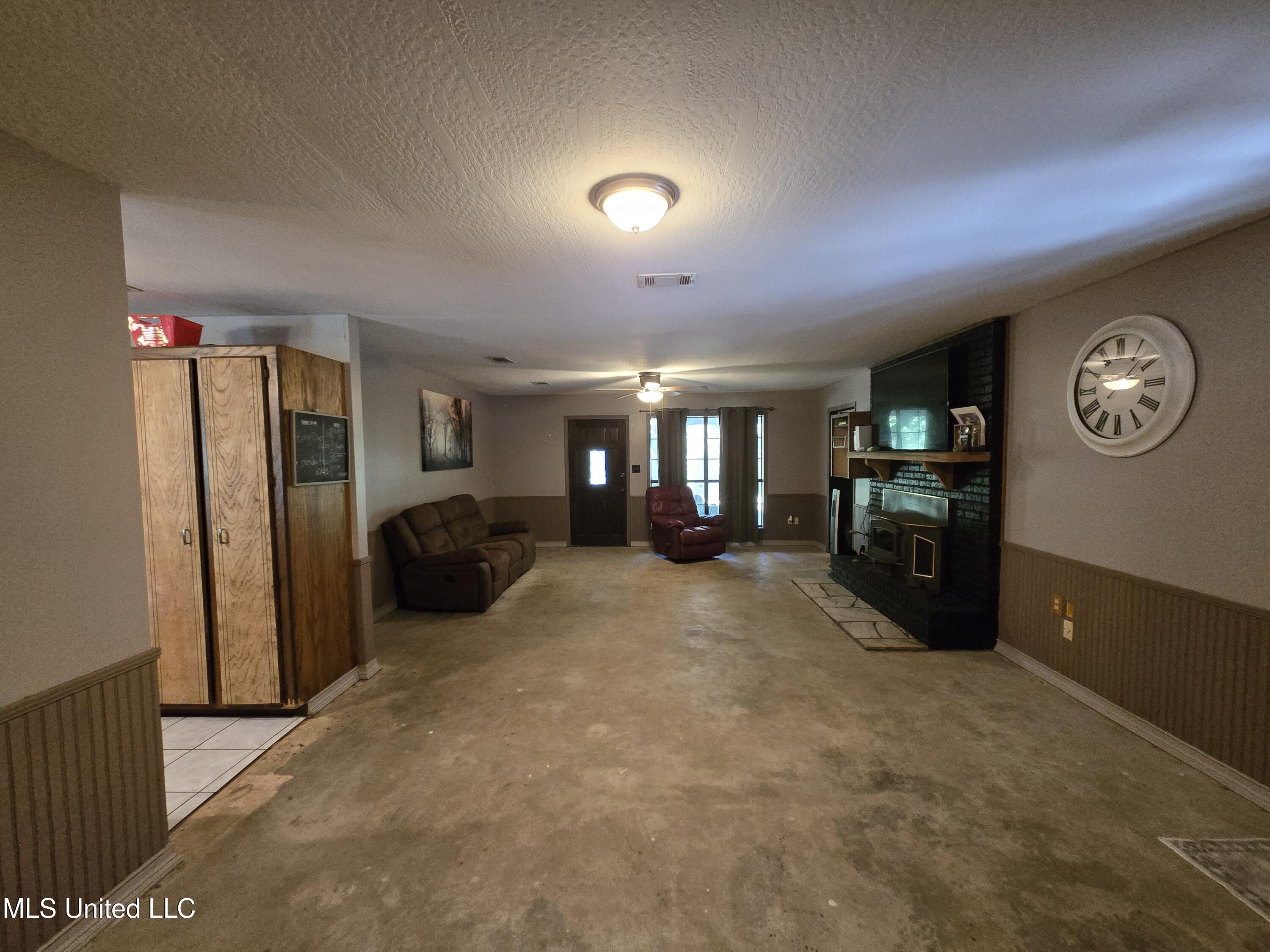 542 Southgate Road Hattiesburg, MS 39401 - Photo 3 of 33 Living Room (2)