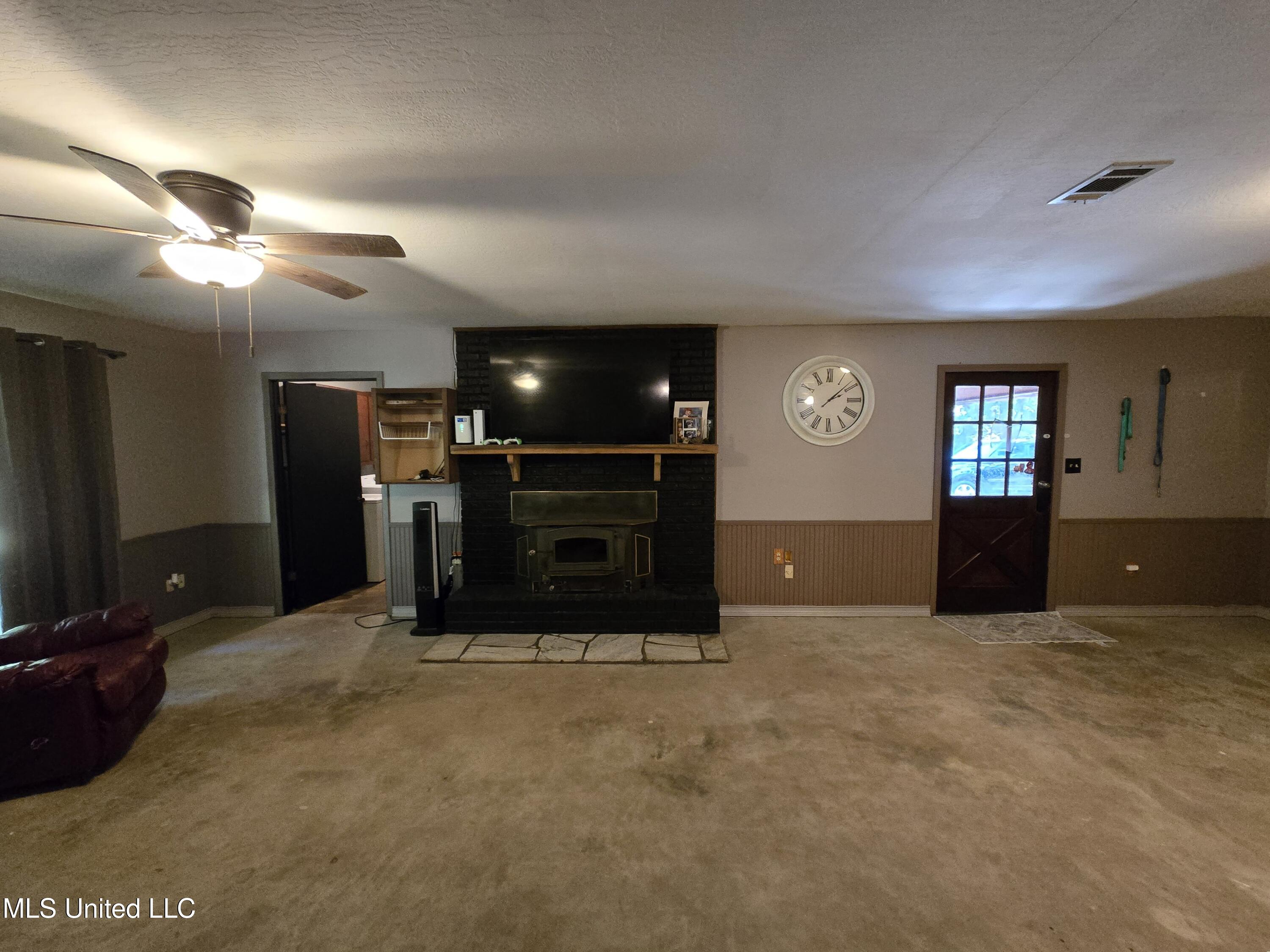 542 Southgate Road Hattiesburg, MS 39401 - Photo 5 of 33 Living Room (4)