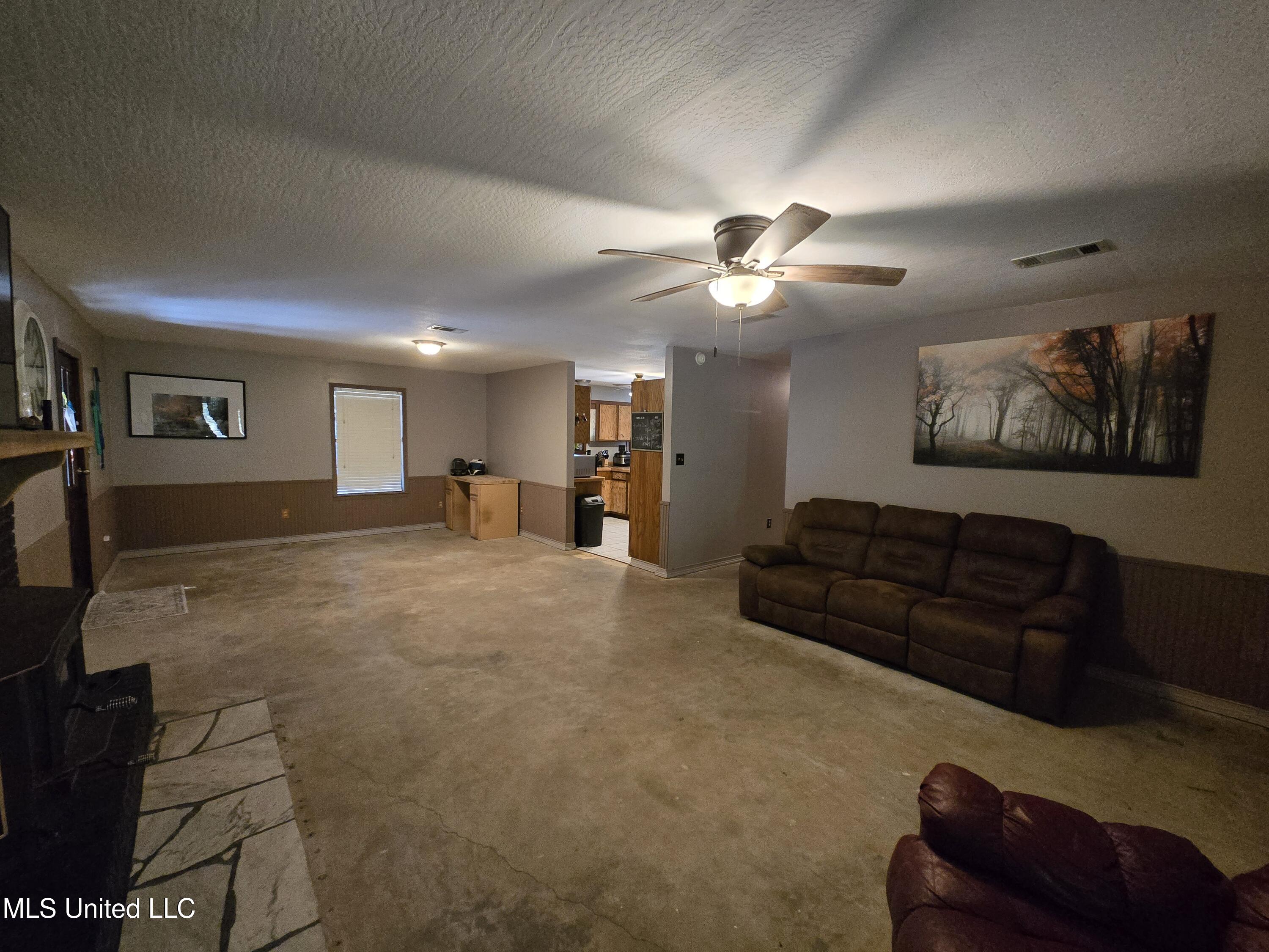 542 Southgate Road Hattiesburg, MS 39401 - Photo 7 of 33 Living Room (6)