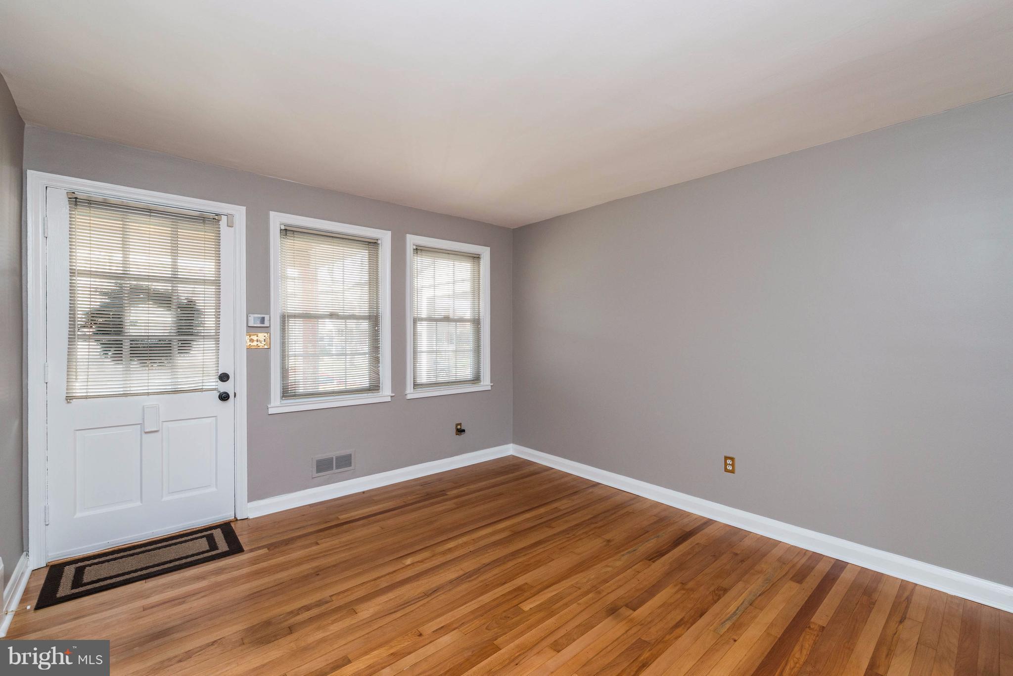 8325 Kendale Road Baltimore, MD 21234 - Photo 3 of 30 Living Room