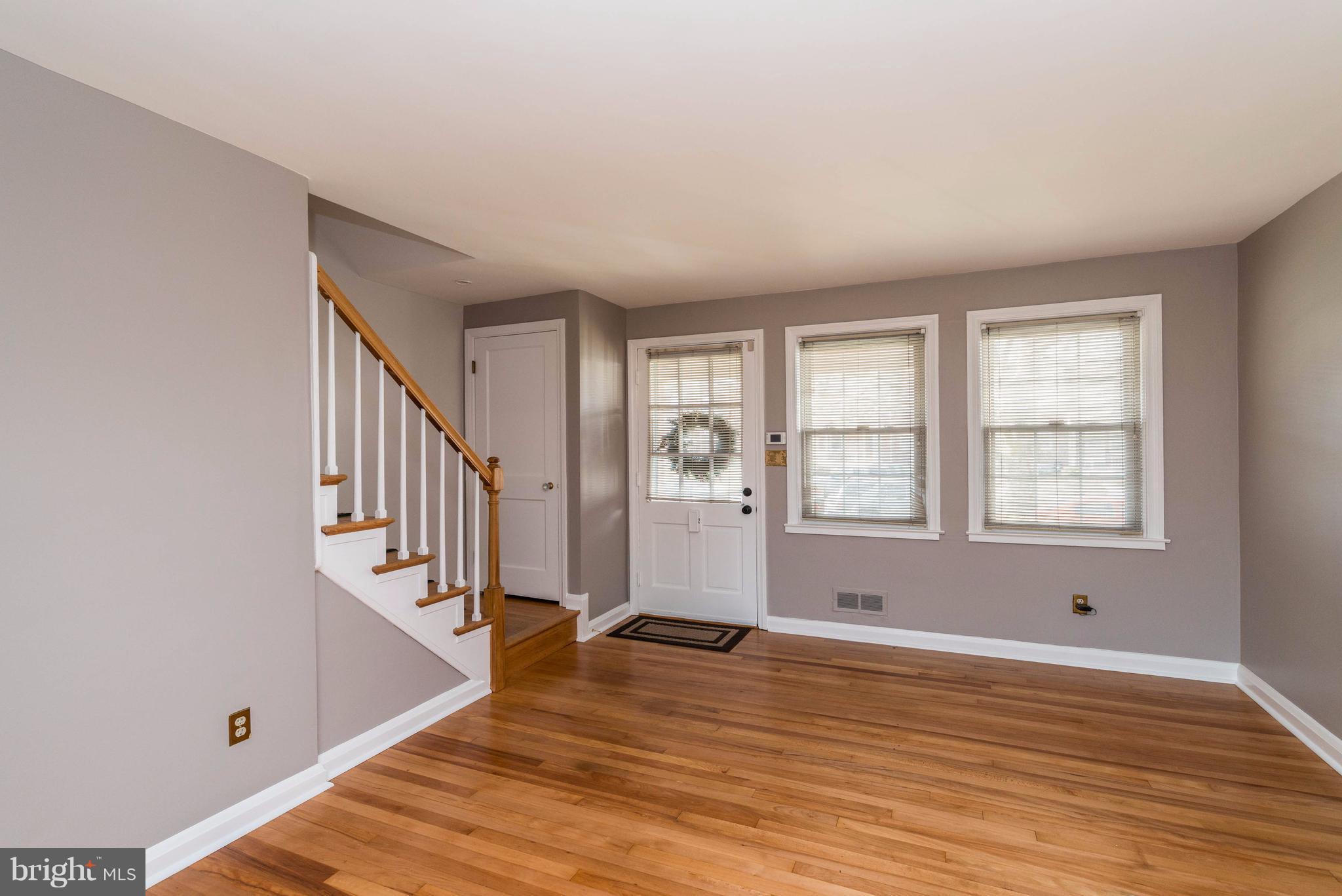 8325 Kendale Road Baltimore, MD 21234 - Photo 4 of 30 Living Room