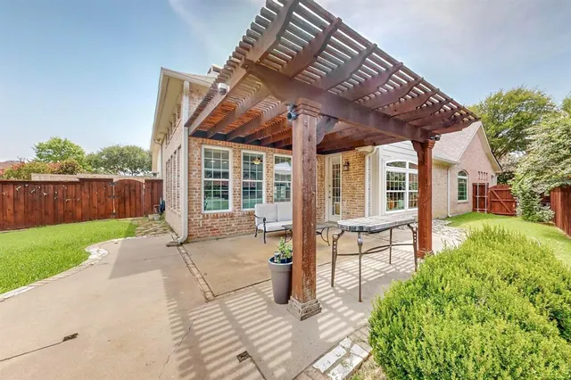 a view of a house with backyard and porch