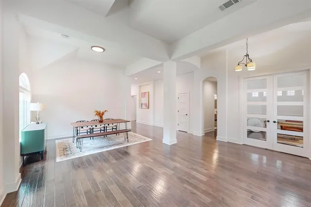a view of a livingroom with kitchen and furniture