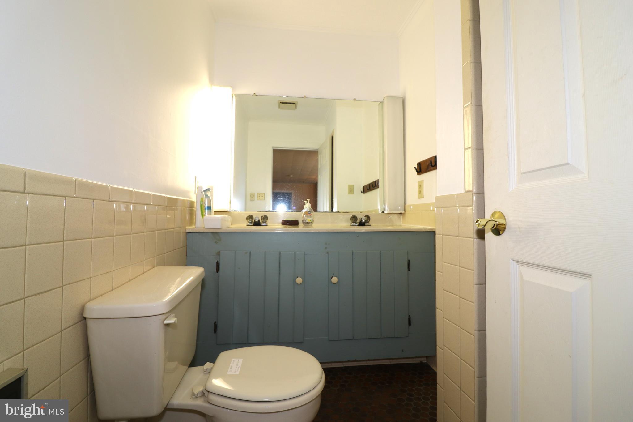 7652 Riverside Farm Road Marshall, VA 20115 - Photo 31 of 44 Hall bathroom