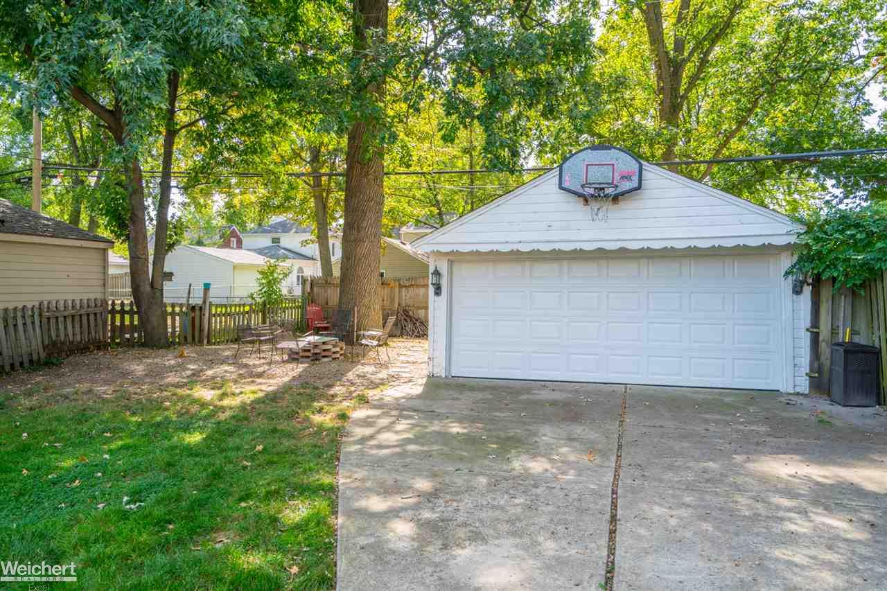 1649 Roslyn Road Grosse Pointe Woods, MI 48236 - Photo 7 of 30