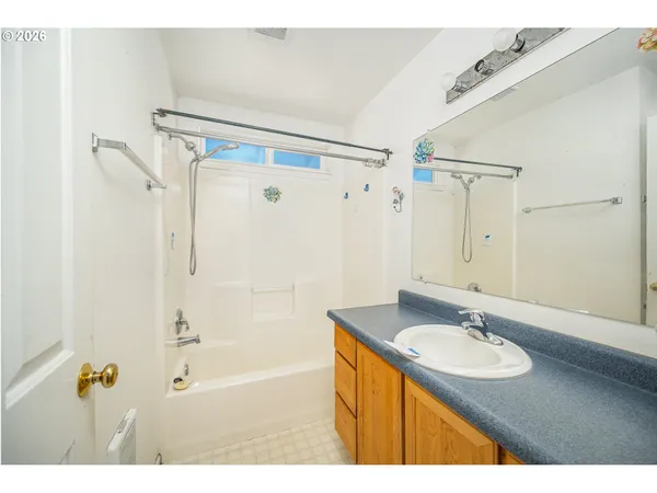 $305,000 | 207 35th Street, Springfield, OR 97478