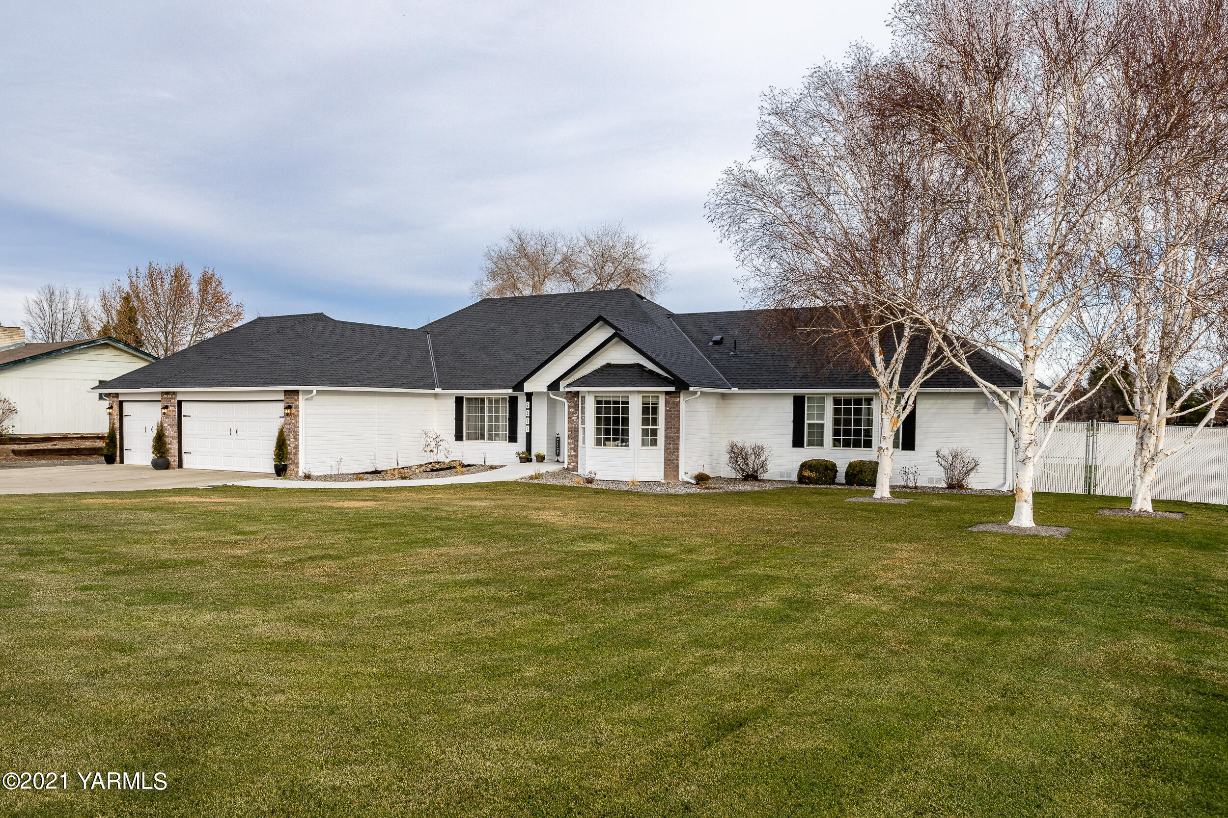 2007 Moore Road Yakima, WA 98908 - Photo 3 of 32 .