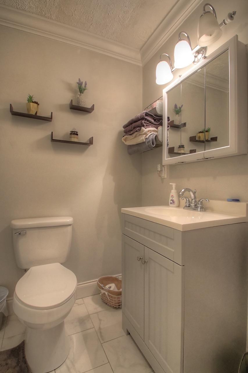 101 Ridgeway West McKee, KY 40447 - Photo 8 of 19 Clean and bright guest bath with tile fl