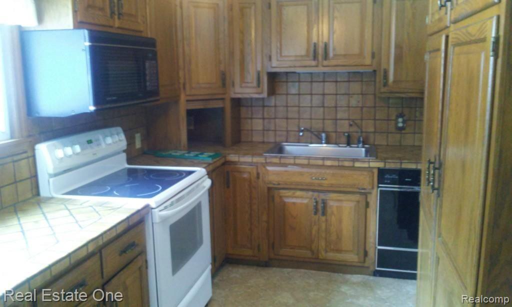 1300 West Rose Center Road Holly, MI 48442 - Photo 13 of 45 Kitchen