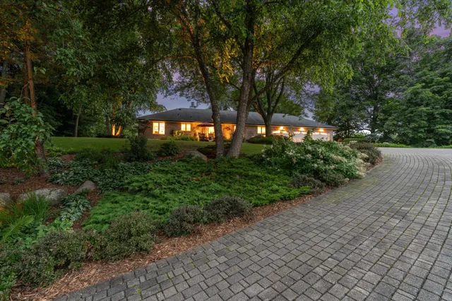 $1,100,000 | 481 Peavey Lane, Wayzata, MN 55391