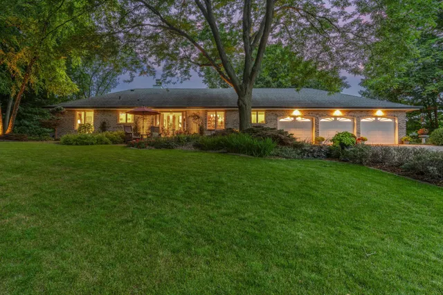 $1,100,000 | 481 Peavey Lane, Wayzata, MN 55391