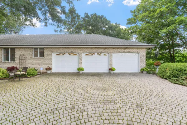 $1,100,000 | 481 Peavey Lane, Wayzata, MN 55391