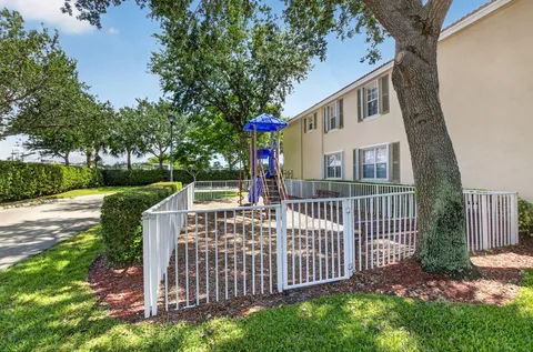 $385,000 | 1418 West Wickham Circle, Unit B, Delray Beach, FL 33445
