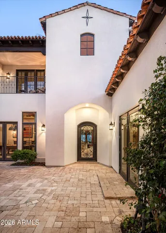 a view of entryway with a yard